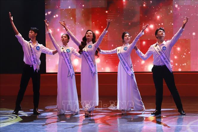20 thí sinh lọt vào chung kết trình diễn mở màn. Ảnh: Vân Chi/TTXVN phát