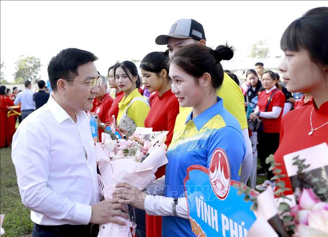 Phó Chủ tịch thường trực UBND tỉnh Vĩnh Phúc Vũ Việt Văn tặng hoa các vận động viên. Ảnh: Hoàng Hùng – TTXVN