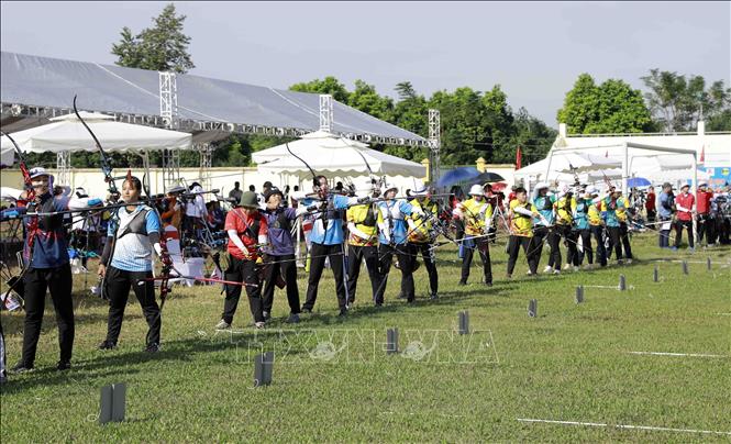 Các vận động viên tranh tài ở nội dung cung toàn năng cung 3 dây và 1 dây. Ảnh: Hoàng Hùng – TTXV