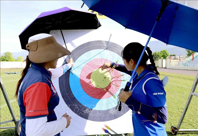 Các cung thủ nữ kiểm tra kết quả sau lượt bắn thử đầu tiên. Ảnh: Hoàng Hùng – TTXVN