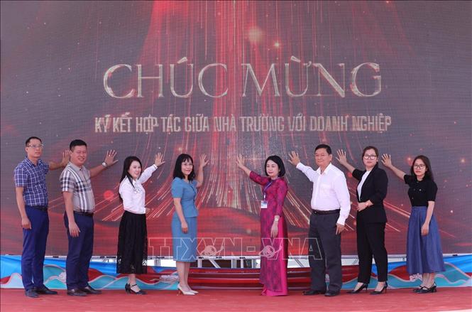 Ký kết hợp tác giữa trường Cao đẳng nghề Lạng Sơn với doanh nghiệp. Ảnh: Anh Tuấn – TTXVN