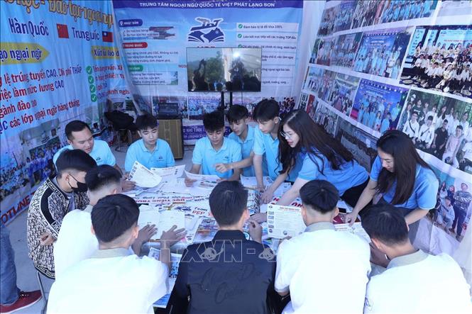 Các đơn vị, doanh nghiệp tư vấn tuyển dụng lao động. Ảnh: Anh Tuấn – TTXVN