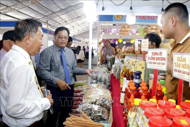 Đại biểu tham quan không gian trưng bày, giới thiệu, quảng bá sản phẩm du lịch, đặc sản vùng miền, sản phẩm OCOP của tỉnh Lào Cai. Ảnh: Nguyễn Thanh - TTXVN