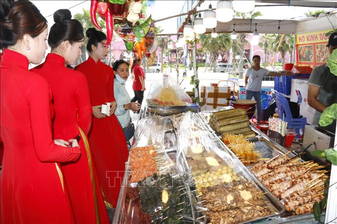 Không gian trưng bày, giới thiệu, quảng bá ẩm thực, đặc sản vùng miền của các tỉnh, thành trong cả nước tại hội chợ. Ảnh: Nguyễn Thanh - TTXVN

