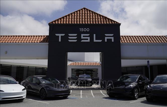 Một cửa hàng của Hãng ô tô Tesla tại San Mateo, California, Mỹ. Ảnh: THX/TTXVN