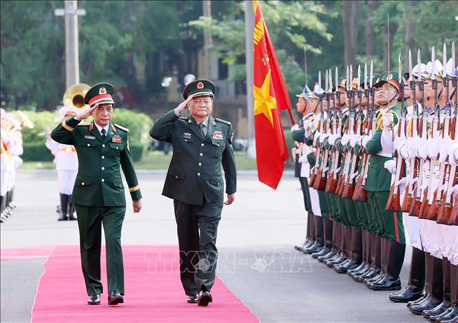 Đại tướng Phan Văn Giang và Thượng tướng Trương Hựu Hiệp duyệt Đội danh dự Quân đội nhân dân Việt Nam. Ảnh: An Đăng - TTXVN