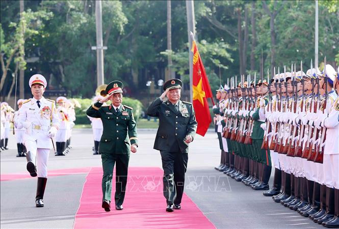 Đại tướng Phan Văn Giang và Thượng tướng Trương Hựu Hiệp duyệt Đội danh dự Quân đội nhân dân Việt Nam. Ảnh: An Đăng - TTXVN