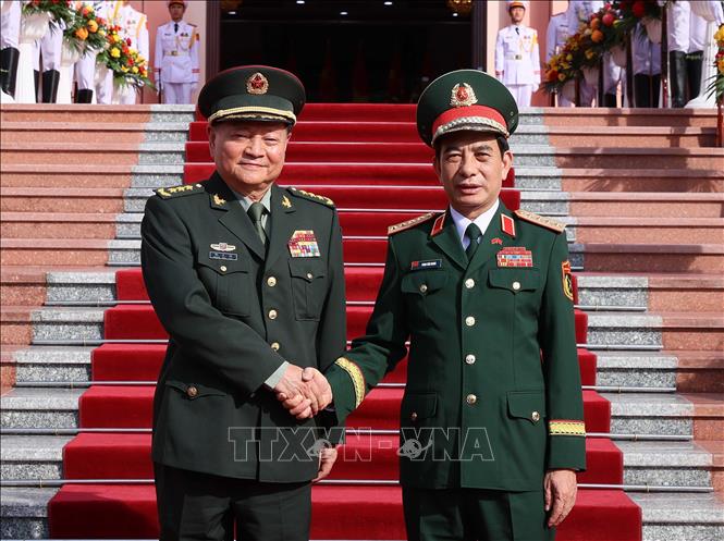 Đại tướng Phan Văn Giang và Thượng tướng Trương Hựu Hiệp tại lễ đón. Ảnh: An Đăng - TTXVN