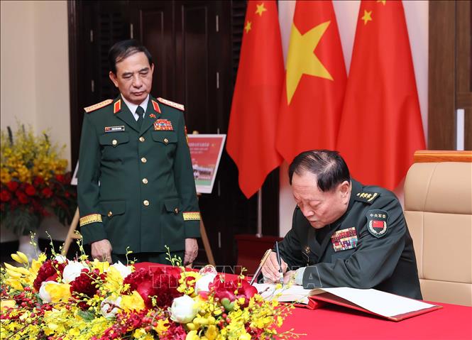 Thượng tướng Trương Hựu Hiệp ghi lưu bút. Ảnh: An Đăng - TTXVN