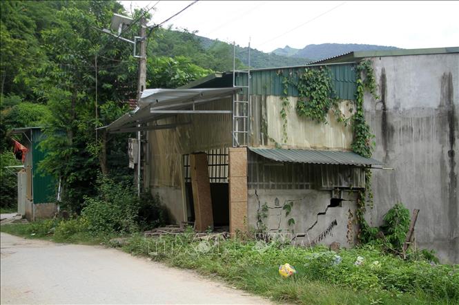 Khu vực bị sạt lở đất khiến nhà dân bị hư hỏng buộc phải di dời ở bản Hoà Sơn, xã Tà Cạ (Kỳ Sơn, Nghệ An). Ảnh: Văn Tý - TTXVN