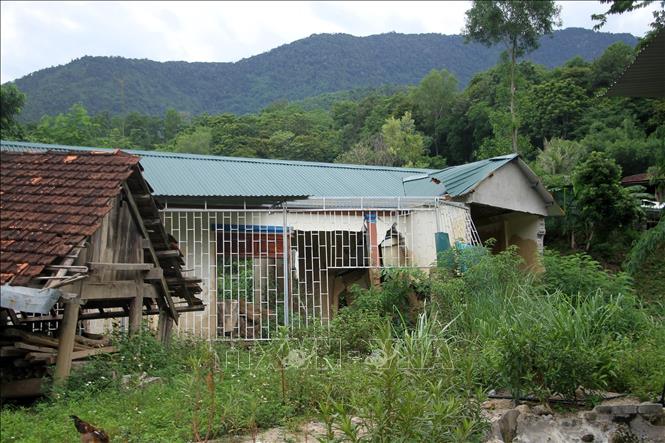Những ngôi nhà bị hư hỏng do lũ quét tháng 10/2022. Ảnh: Văn Tý - TTXVN