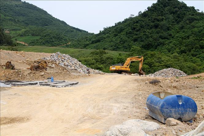 Khu tái định cư phía sau Trung tâm Giáo dục nghề nghiệp và Giáo dục thường xuyên huyện Kỳ Sơn với diện tích khoảng 3,9ha đang được gấp rút hoàn thành vào cuối năm nay cho hơn 50 hộ dân. Ảnh: Văn Tý - TTXVN