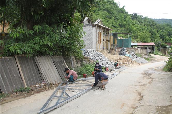 Do chờ đợi tái định cư quá lâu, một số hộ dân tại bản Hoà Sơn, xã Tà Cạ (Kỳ Sơn, Nghệ An) đã xây dựng nhà kiên cố ngay cạnh khu vực có nguy cơ sạt lở. Ảnh: Văn Tý - TTXVN