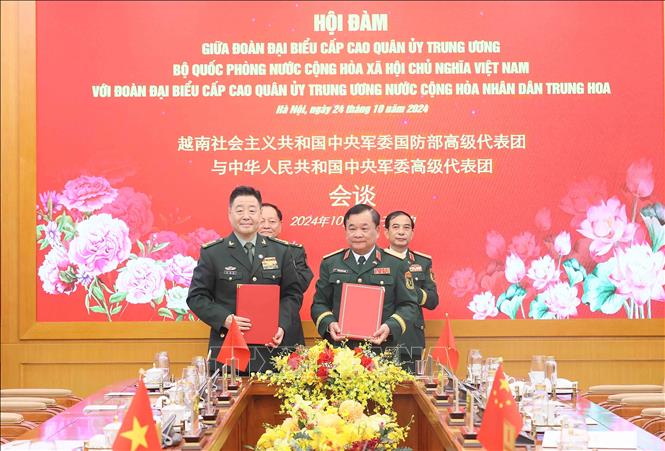 Đại tướng Phan Văn Giang và Thượng tướng Trương Hựu Hiệp chứng kiến lễ ký kết các văn kiện về tăng cường hợp tác quốc phòng giữa hai nước. Ảnh: An Đăng - TTXVN