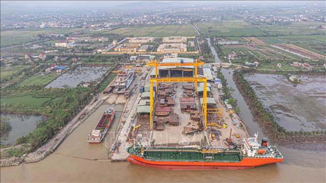 Nhà máy đóng tàu Khiên Hà đang gấp rút hoàn thiện các đơn đặt hàng đóng mới tàu đúng tiến độ, đảm bảo an toàn, chất lượng cho khách hàng. Ảnh: Hoàng Hiếu - TTXVN
