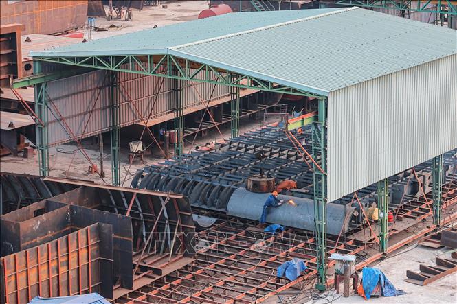 Các đơn vị, công ty đóng tàu Hải Phòng đang tích cực hoàn thành đóng mới, đảm bảo đúng tiến độ, chất lượng bàn giao tàu trọng tải lớn cho các đối tác trong và ngoài nước. Ảnh: Hoàng Hiếu - TTXVN