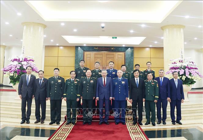 Tổng Bí thư Tô Lâm và Phó Chủ tịch Quân ủy Trung ương Trung Quốc Trương Hựu Hiệp chụp ảnh chung với các đại biểu. Ảnh: Thống Nhất – TTXVN