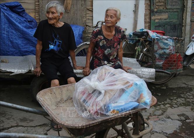 Người dân được các nhà hảo tâm hỗ trợ nhiều nhu yếu phẩm. Ảnh: Phương Thảo/TTXVN phát