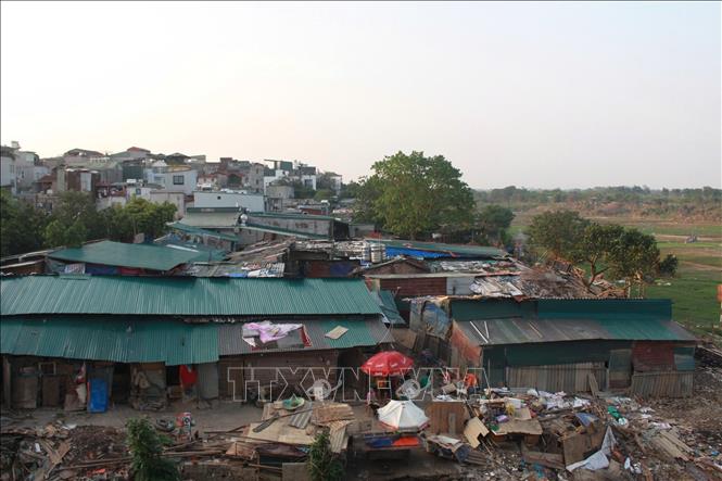 Xóm trọ nghèo ngổn ngang tàn tích sau trận bão lịch sử Yagi, các hộ bị bay mái, sập nhà đã được địa phương giúp đỡ khắc phục. Ảnh: Phương Thảo/TTXVN phát