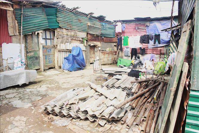 Nước lũ và bùn đất đã rút hoàn toàn khỏi xóm trọ. Ảnh: Phương Thảo/TTXVN phát