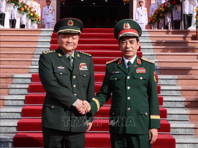 Minister of National Defence General Phan Van Giang welcomes Senior Lieutenant General Zhang Youxia, Vice Chairman of the Central Military Commission of China. VNA Photo: An Đăng