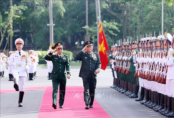 Minister of National Defence General Phan Van Giang and Senior Lieutenant General Zhang Youxia, Vice Chairman of the Central Military Commission review the guard of honour at a welcome ceremony held for the Chinese party official. VNA Photo: An Đăng