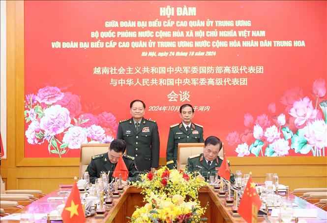 Minister of National Defence General Phan Van Giang and Senior Lieutenant General Zhang Youxia, Vice Chairman of the Central Military Commission witness the signings of a letter of intent on enhancing defence cooperation, and an agreement on border defence cooperation between the two ministries. VNA Photo: An Đăng