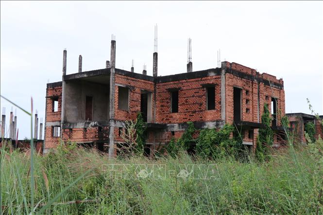 Nhiều căn biệt thự diện tích hàng trăm m2 đã hoàn thành phần xây thô, bị bỏ hoang hơn 10 năm nay tại khu đô thị Long Thọ - Phước An (Nhơn Trạch). Ảnh: Sỹ Tuyên - TTXVN