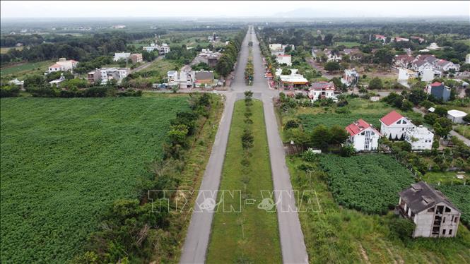 Một khu đô thị trên đường Lê Hồng Phong (huyện Nhơn Trạch) đã được đầu tư hạ tầng hoàn chỉnh, nhưng chỉ có lác đác một số hộ dân đến sinh sống. Ảnh: Sỹ Tuyên - TTXVN
