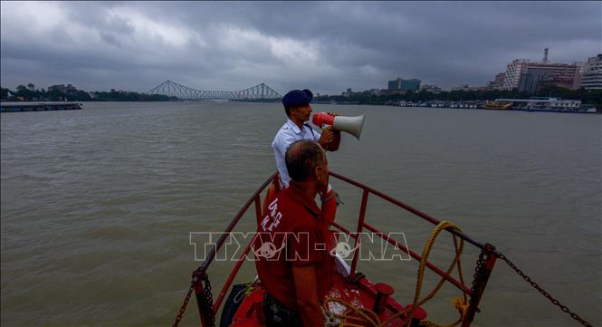 Lực lượng chức năng phát loa thông báo tàu thuyền vào neo đậu tránh bão Dana tại Kolkata, Ấn Độ ngày 24/10/2024. Ảnh: ANI/TTXVN