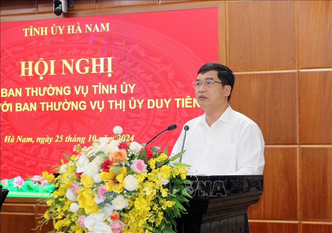 Bí thư Thị ủy Duy Tiên Nguyễn Văn Lượng báo cáo kết quả thực hiện Nghị quyết Đại hội Đảng bộ thị xã lần thứ XXIV, nhiệm kỳ 2020-2025 gắn với thực hiện Nghị quyết Đại hội Đảng bộ tỉnh lần thứ XX. Ảnh: Nguyễn Chinh - TTXVN
