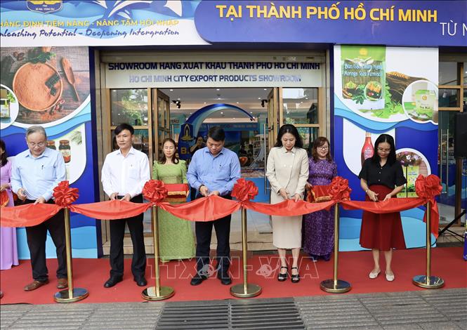Các đại biểu cắt băng khai mạc tuần lễ. Ảnh: Xuân Anh - TTXVN