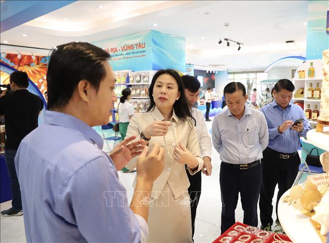 Cơ sở sản xuất giới thiệu sản phẩm cho khách tham quan. Ảnh: Xuân Anh - TTXVN