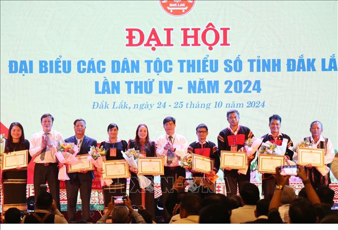 Ban tổ chức trao Bằng khen cho các đại biểu có thành tích trong công tác dân tộc. Ảnh: Tuấn Anh – TTXVN
