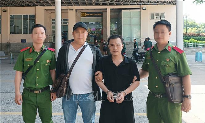 Đối tượng Nguyễn Hoàng Nhi (sinh năm 1990, quê Tây Ninh) bị bắt giữ khi đang lẩn trốn ở Campuchia. Ảnh: TTXVN phát