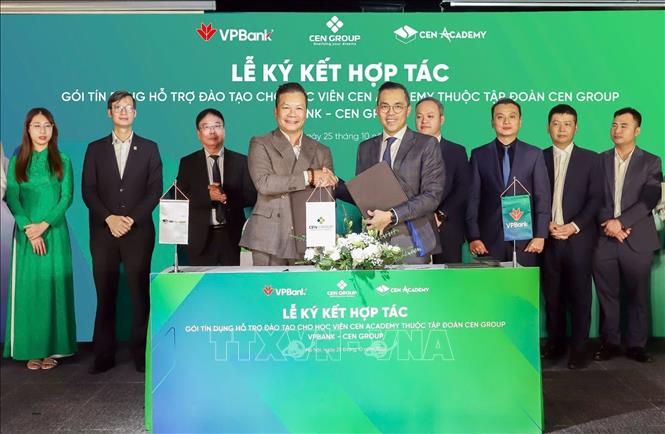 VPBank và Cen Academy ký kết hợp tác hỗ trợ tín dụng đào tạo nhân lực xuất khẩu lao động chất lượng cao. Ảnh: Trần Việt - TTXVN 