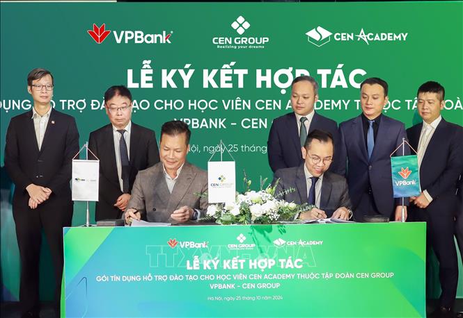 VPBank và Cen Academy ký kết hợp tác hỗ trợ tín dụng đào tạo nhân lực xuất khẩu lao động chất lượng cao. Ảnh: Trần Việt - TTXVN 