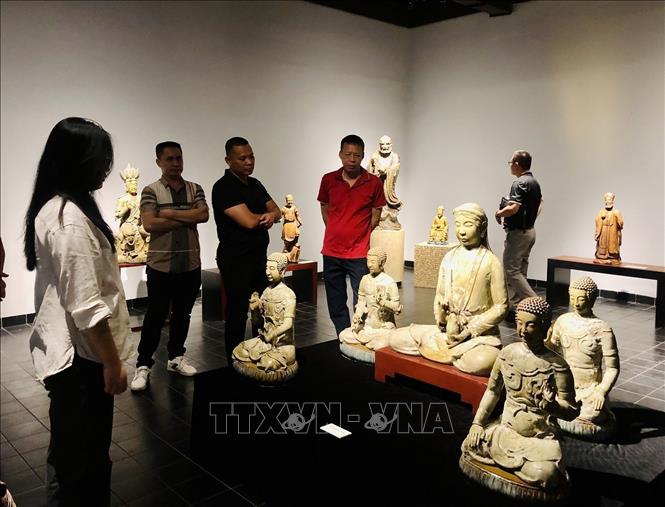 Khách tham quan triển lãm 