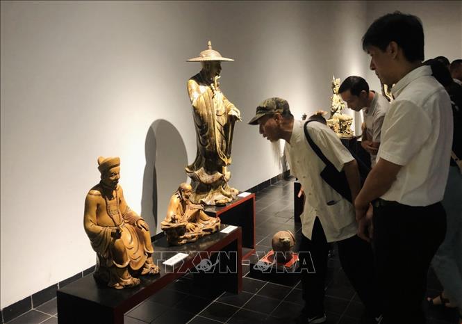 Triển lãm trưng bày trên 100 tác phẩm gốm nghệ thuật độc đáo của Nghệ nhân Ưu tú Trần Nam Tước làng gốm Bát Tràng (Hà Nội). Ảnh: Phương Lan - TTXVN 