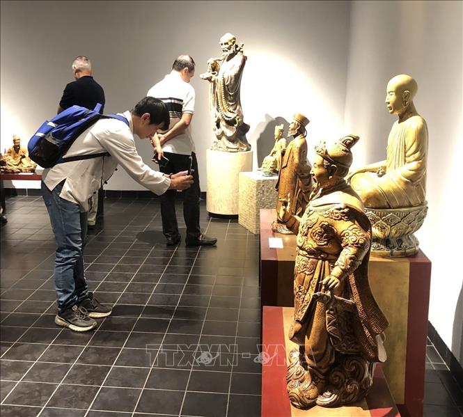 Khách tham quan triển lãm. Ảnh: Phương Lan - TTXVN 