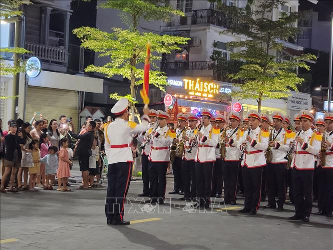 Người dân và du khách Thừa Thiên - Huế thưởng thức buổi biểu diễn quân nhạc của lực lượng Bộ Tư lệnh Cảnh sát cơ động. Ảnh: Mai Trang - TTXVN