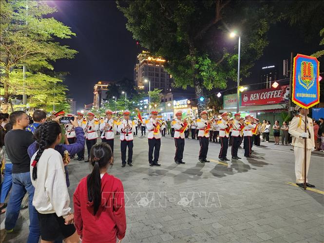 Biểu diễn quân nhạc tại phố đi bộ Hai Bà Trưng, thành phố Huế. Ảnh: Mai Trang - TTXVN