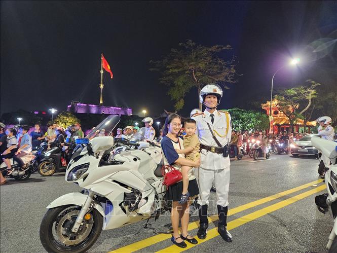 Nhiều người dân xứ Huế lưu lại kỷ niệm cùng chiến sĩ Bộ Tư lệnh Cảnh vệ (Bộ Công an). Ảnh: Mai Trang - TTXVN
