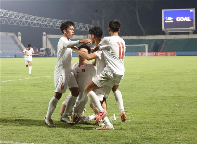 Các cầu thủ U17 Việt Nam ăn mừng bàn thắng. Ảnh: Tạ Toàn – TTXVN