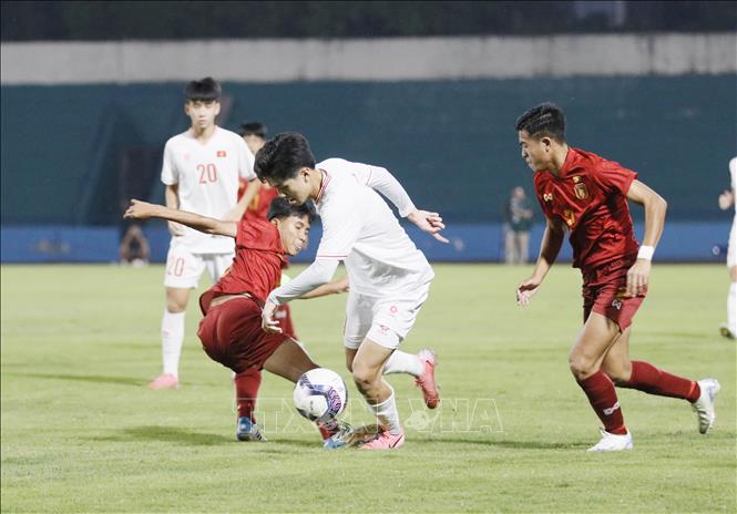 Nhiều pha xử lý bóng khéo léo của các cầu thủ U17 Việt Nam đã gây sóng gió trước khung thành đội U17 Myanmar. Ảnh: Tạ Toàn – TTXVN