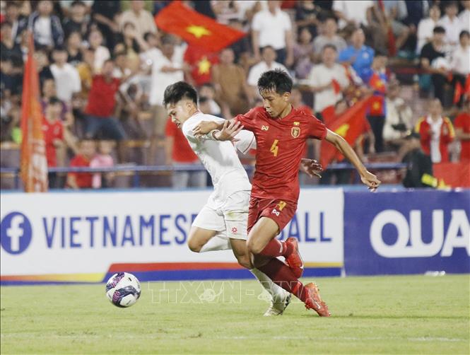 Các cầu thủ U17 Myanmar phòng ngự tốt trong suốt thời gian hiệp 1. Ảnh: Tạ Toàn – TTXVN