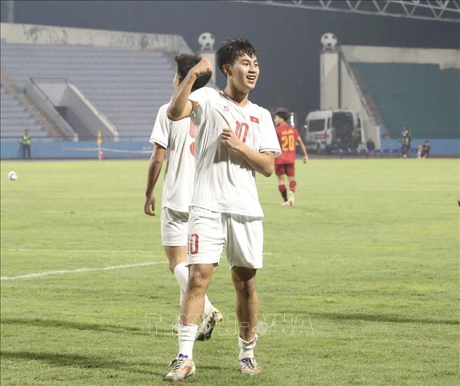 Cầu thủ số 10 Trân Gia Bảo ăn mừng sau khi ghi bàn thắng ấn định tỷ số 2-0 cho U17 Việt Nam. Ảnh: Tạ Toàn – TTXVN