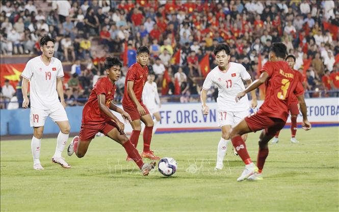 Pha tranh bóng quyết liệt của các cầu thủ đội U17 Việt Nam trước hàng phòng ngự của U17 Myanmar. Ảnh: Tạ Toàn – TTXVN
