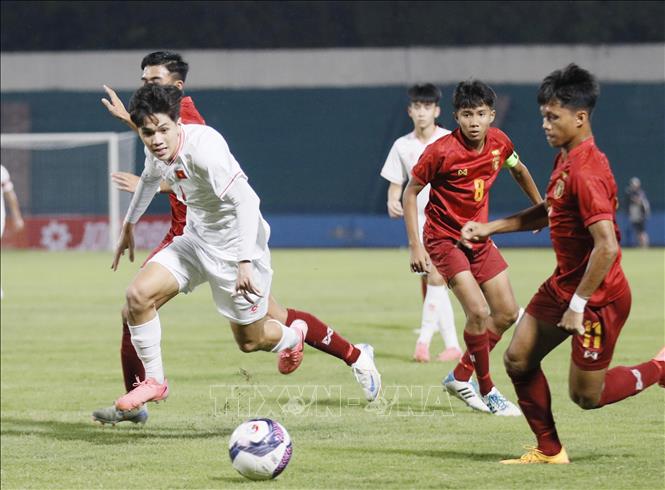 Nhiều pha tấn công nhanh của các thủ U17 Việt Nam nhưng chưa hóa giải thành bàn thắng trong suốt hiệp 1 của trận đấu. Ảnh: Tạ Toàn – TTXVN