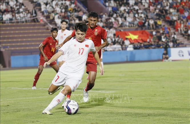 Nhiều pha tấn công nhanh của các thủ U17 Việt Nam nhưng chưa hóa giải thành bàn thắng trong suốt hiệp 1 của trận đấu. Ảnh: Tạ Toàn – TTXVN
